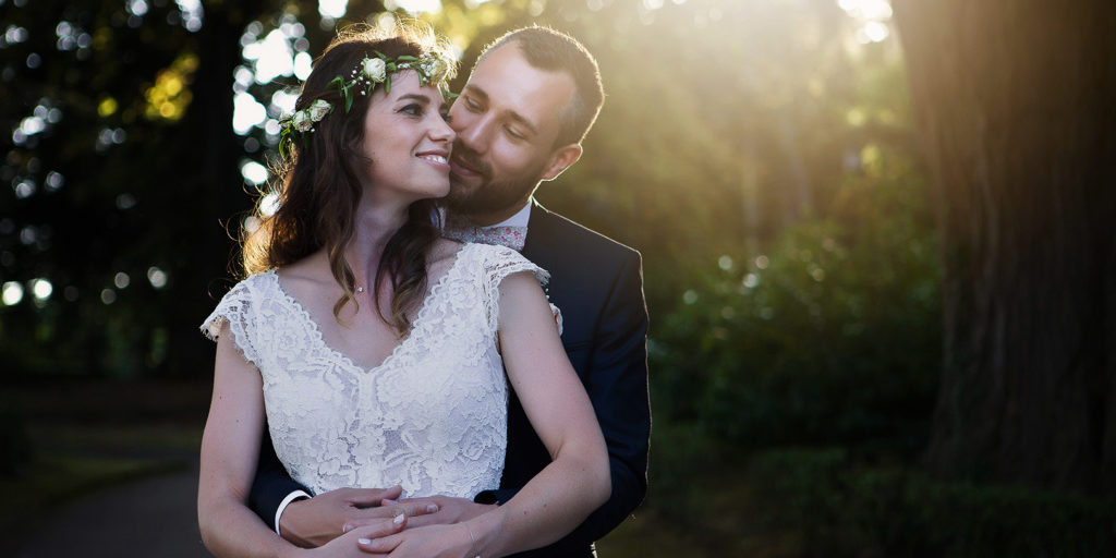 portrait des mariés avec ballons romantique au coucher du soleil Photographe mariage ile de france