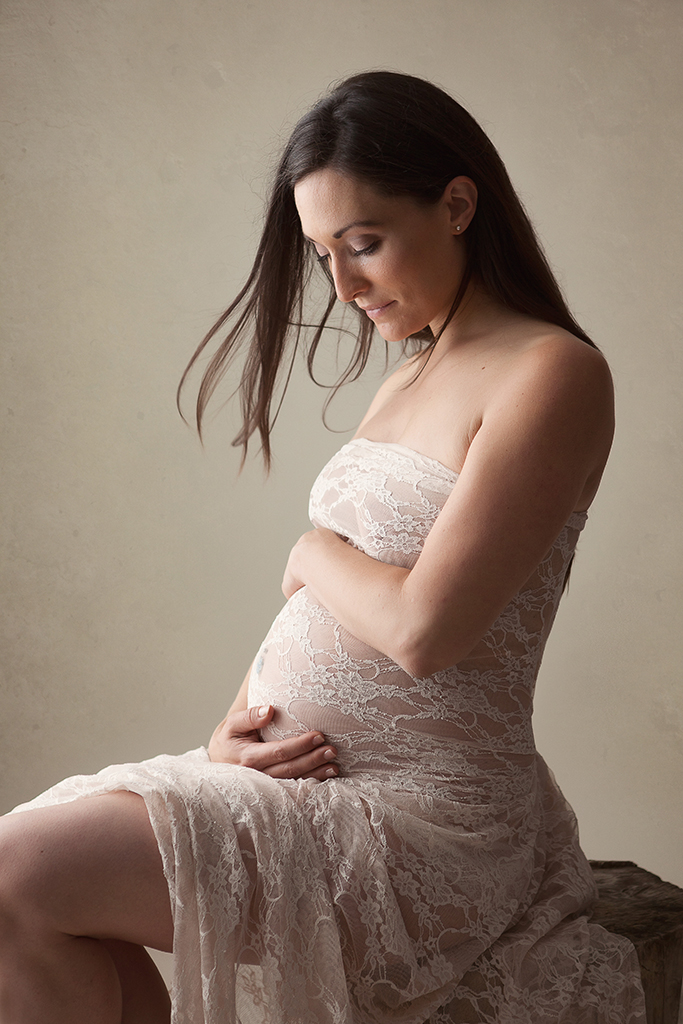 séance photo de grossesse avec robe en dentelle