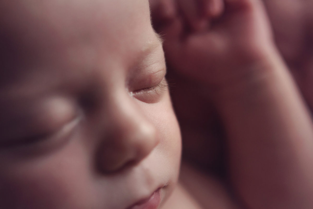 l'arrivée d'un premier bébé - photo détail vissage nouveau-né