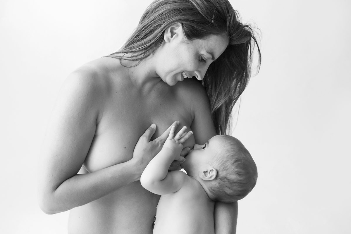 maman allaitant son bébé photo en noir et blanc