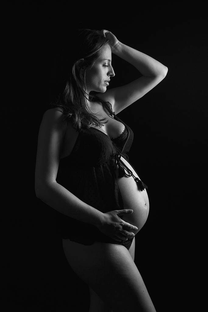 portrait femme enceinte glamour noir et blanc