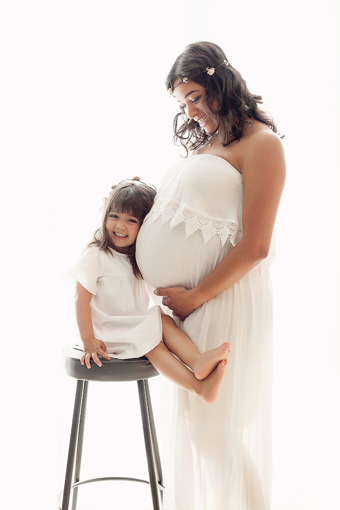 photo de grossesse avec son enfant photographe paris aurelia c photographies mere fille robe blanche boheme