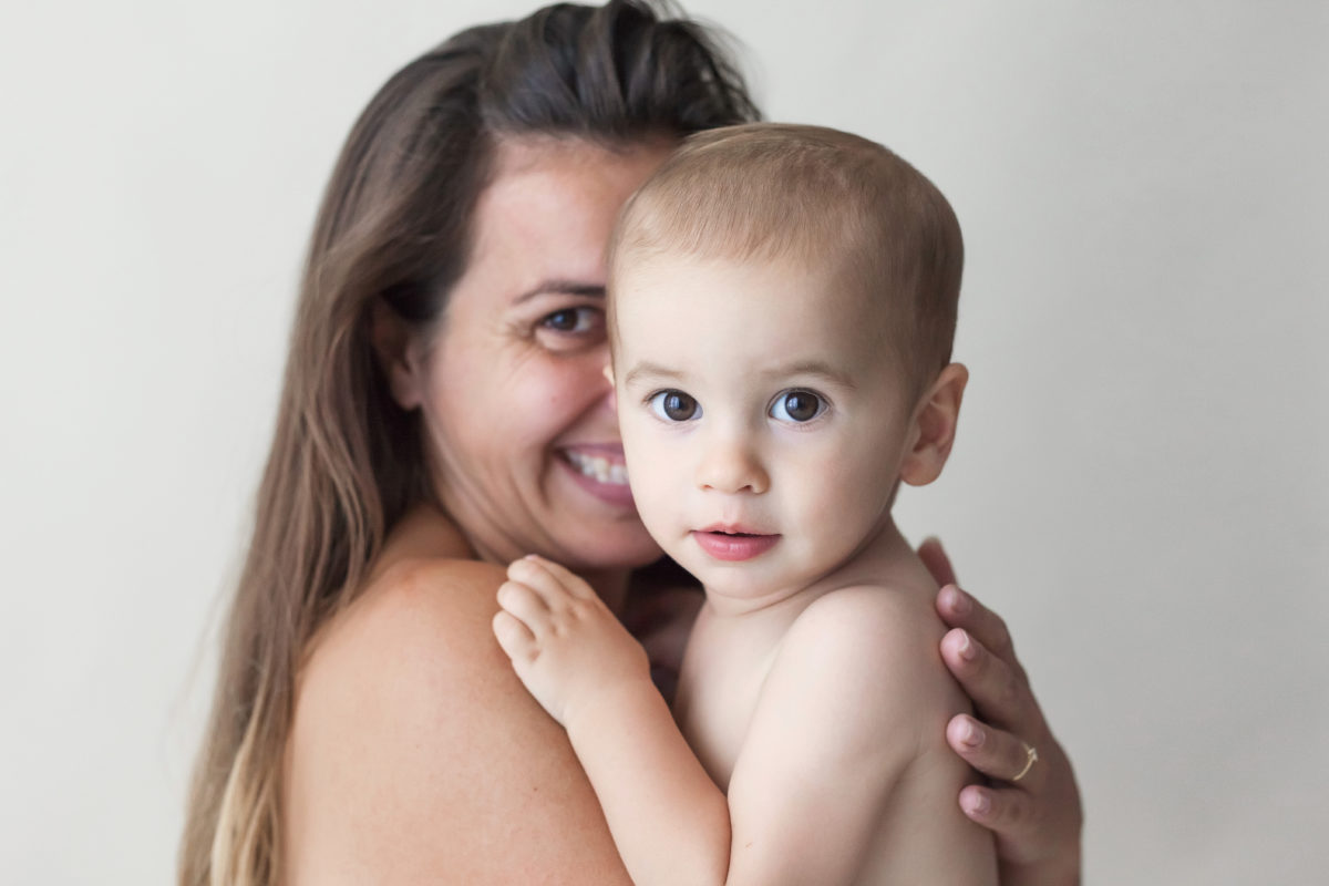 photo bébé dans les bras de sa maman