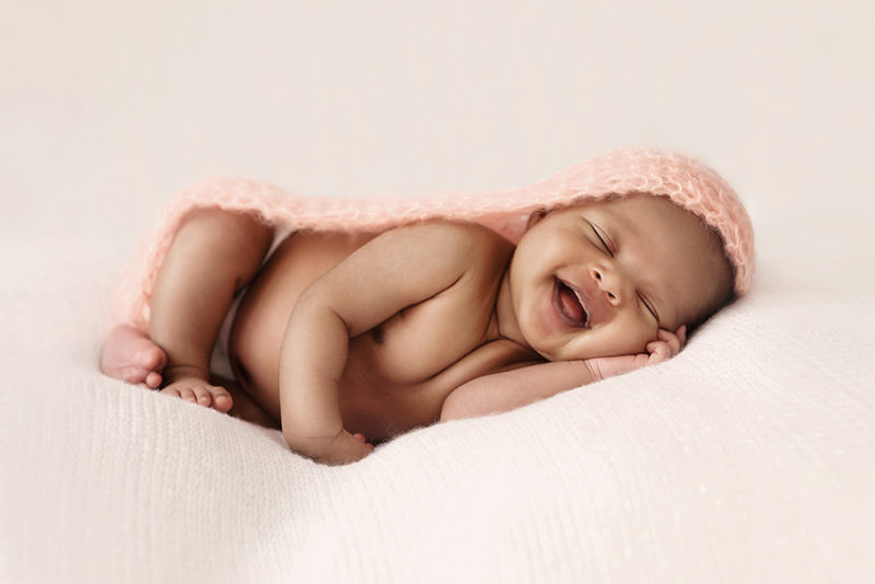 photo nouveau né plaid rose sourire aux anges
