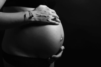 ventre de femme enceinte photo en noir et blanc perle de culture noire tahiti