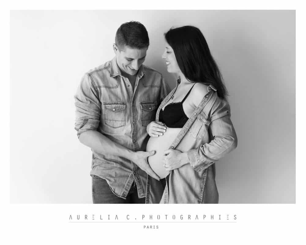 devenir maman pour la premiere fois photo grossesse noir et blanc photographe paris 