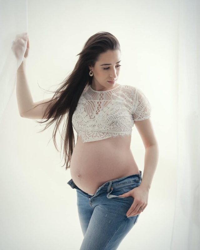photo femme enceinte mode jeans haut court en dentelle blanche