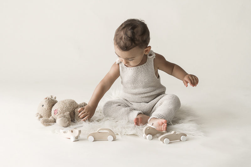 bébé 1 an entrain de jouer ambiance douce et tricot