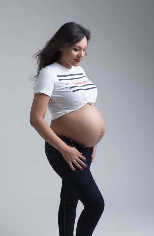 portrait femme enceinte glamour jeans crop top