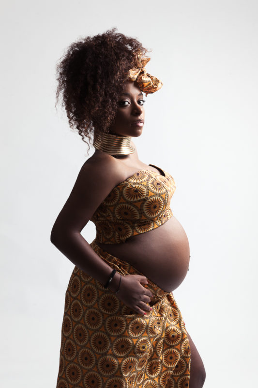 photo de grossesse ethnique tissu africain