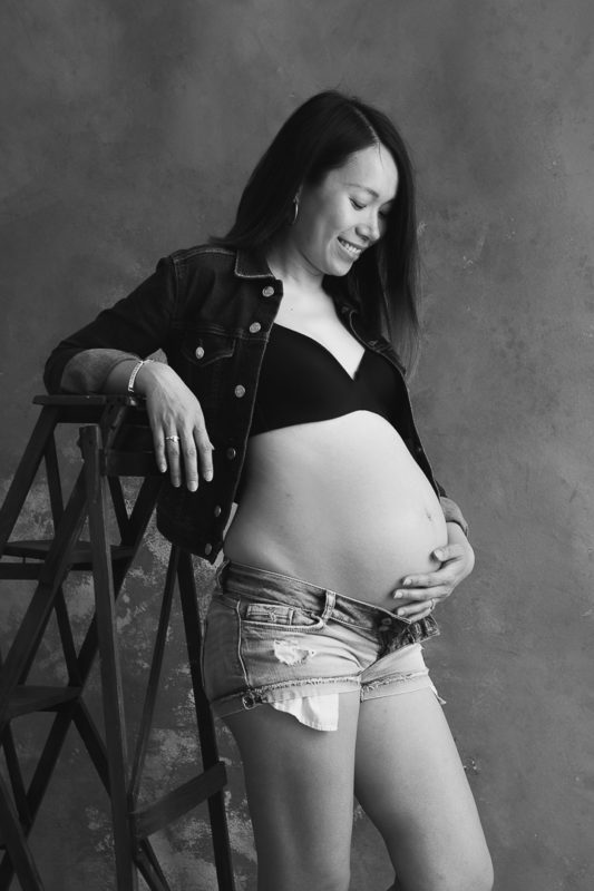 portrait femme enceinte simple et décontracté tenue en jeans avec escabeau