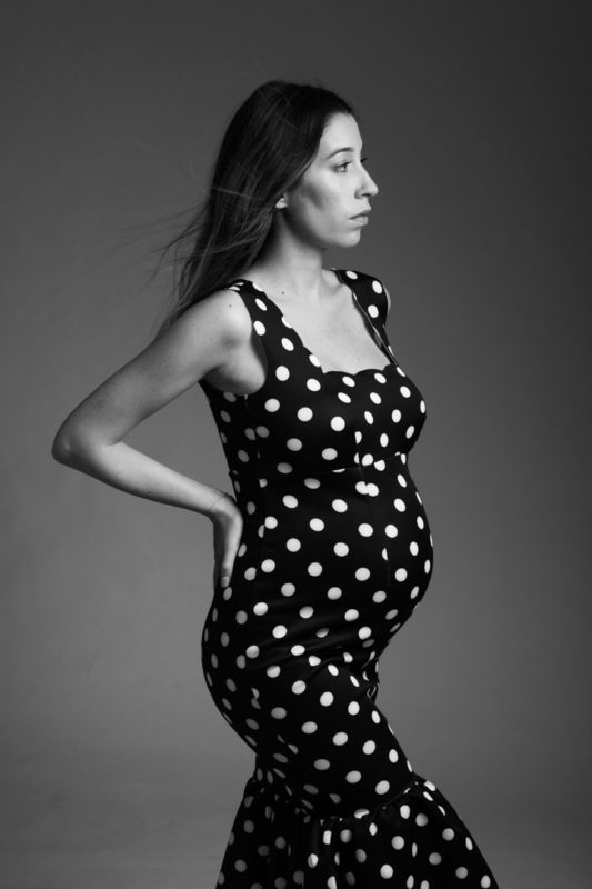 photo grossesse style vogue magazine maternity shoot in paris robe maternité noire à pois blanc