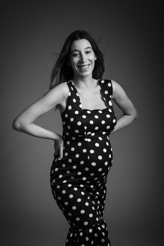 photo femme enceinte style mode vogue magazine avec robe noire à pois blanc