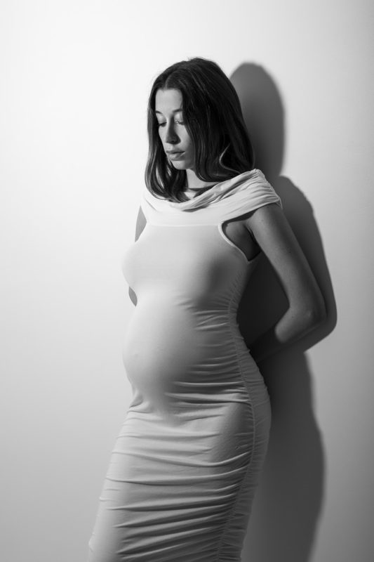 photo femme enceinte style glamour avec robe blanche moulante