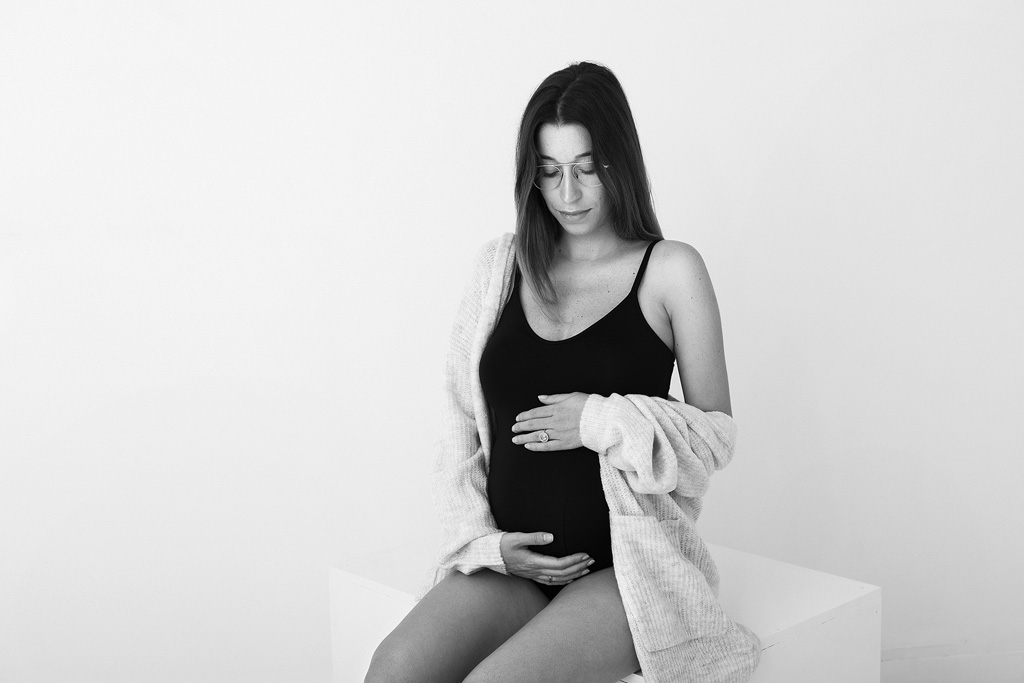 photo de grossesse en noir et blanc avec body noir