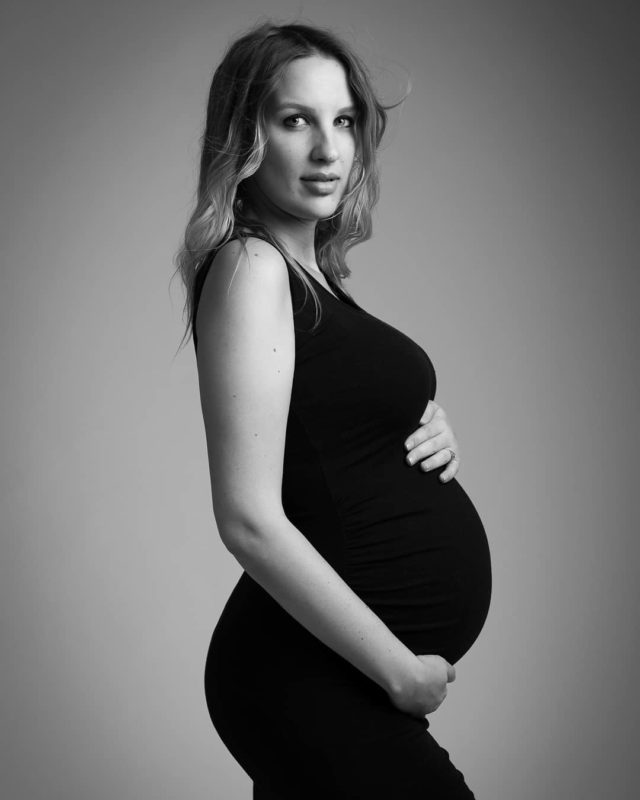 photo de femme enceinte tenue robe noir prêt du corps