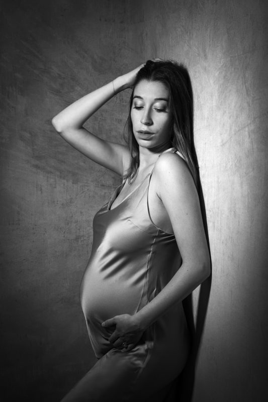 photo femme enceinte style glamour avec robe en satin
