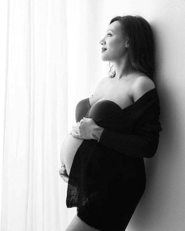 portrait de grossesse en noir et blanc avec gilet oversize mode cocooning