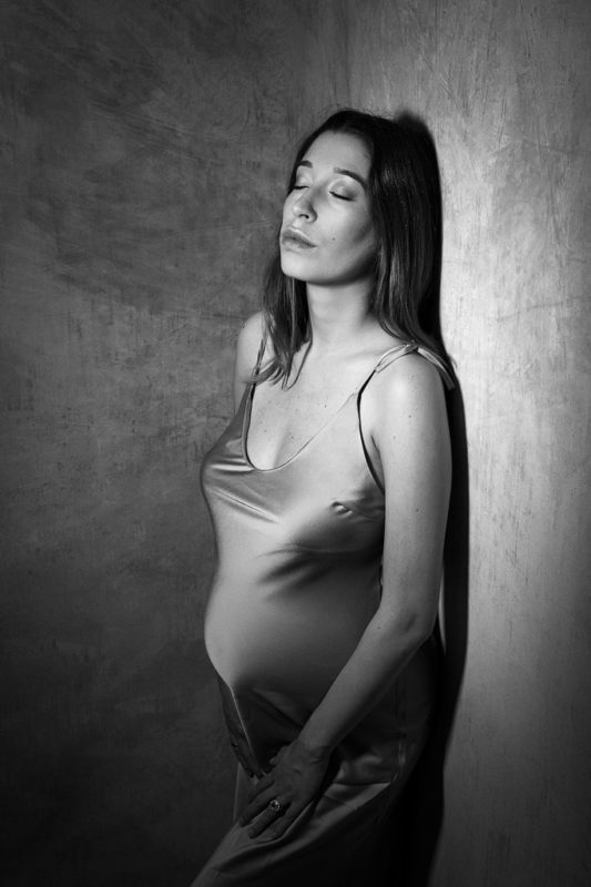 photo femme enceinte style glamour avec robe en satin