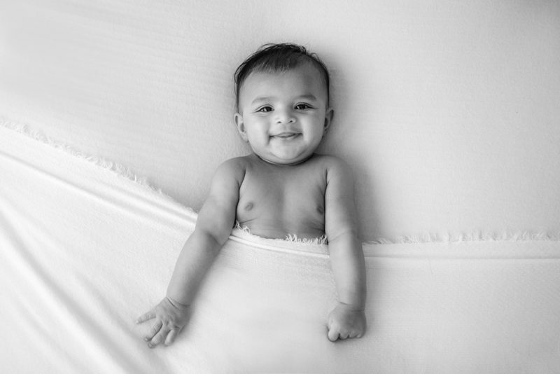 séance photo bébé portrait simple et expressif en noir et blanc