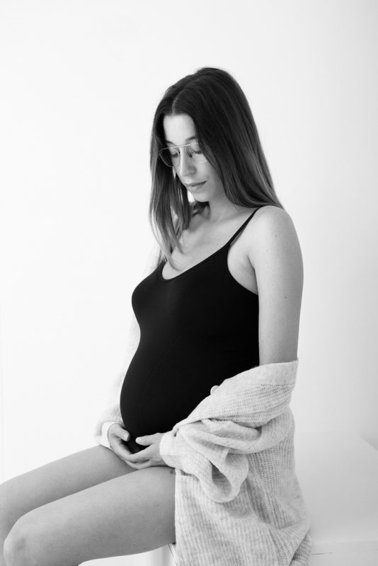 Portrait noir et blanc grossesse en body avec gilet