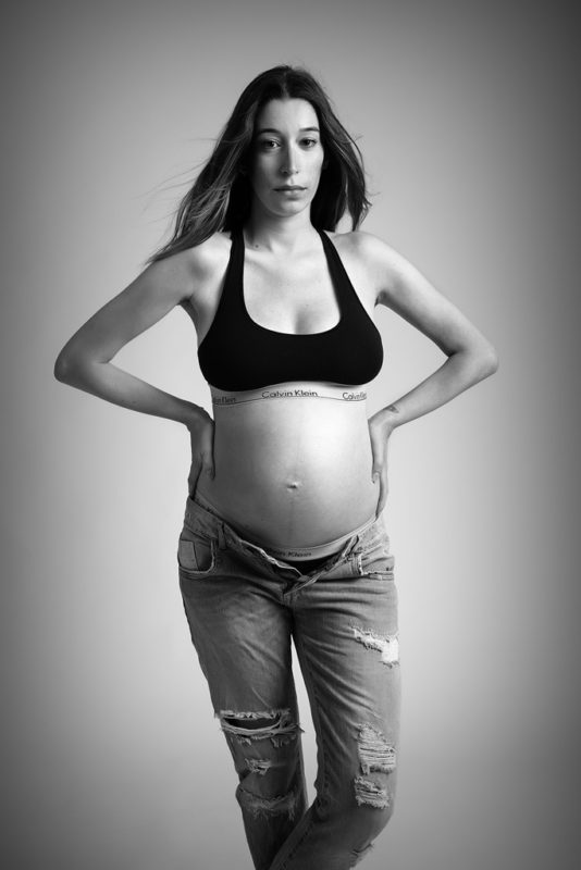 photo femme enceinte style fashion avec jeans troué et brassière