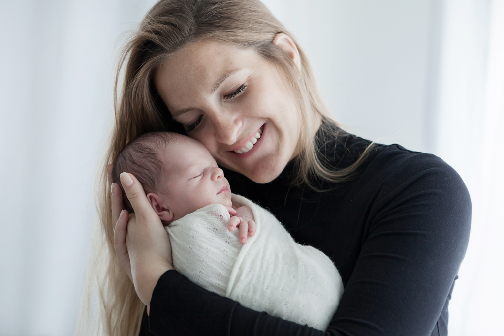 portrait tendre maman et son nouveau-né