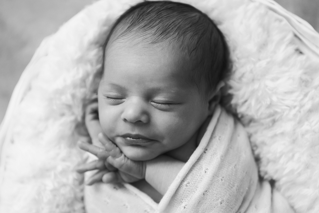 portrait noir et blanc nouveau-né qui se réveille