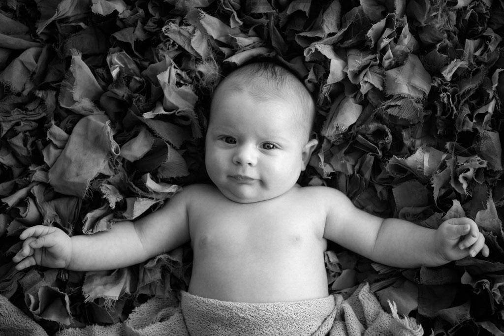 bébé boudoir portrait en noir et blanc