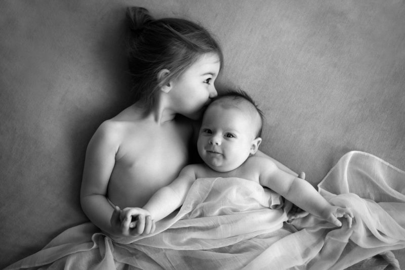 photo tendre et naturelle câlin frère et soeur