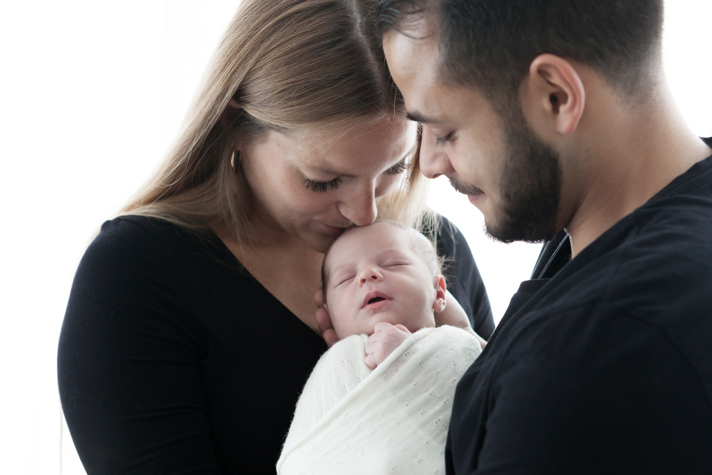 portrait de famille avec nouveau-né