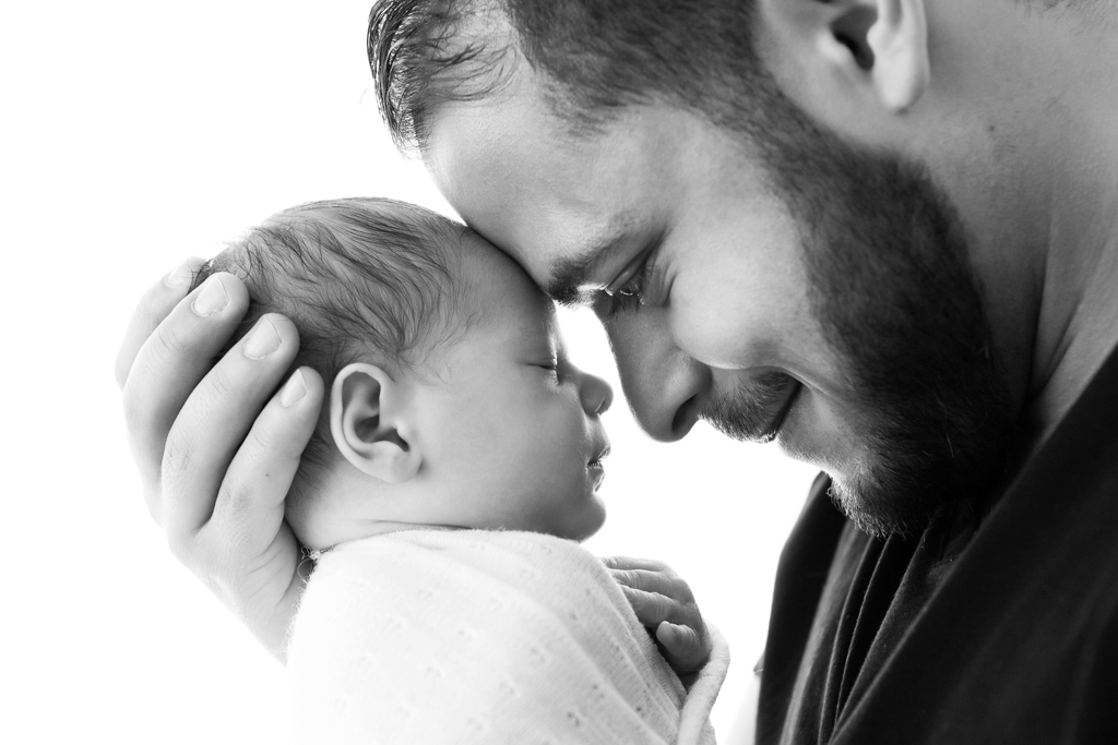 portrait bébé et papa en noir et blanc