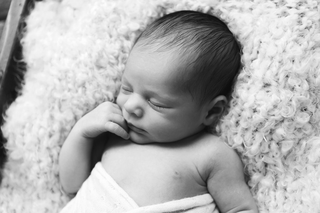 portrait bébé endormi noir et blanc
