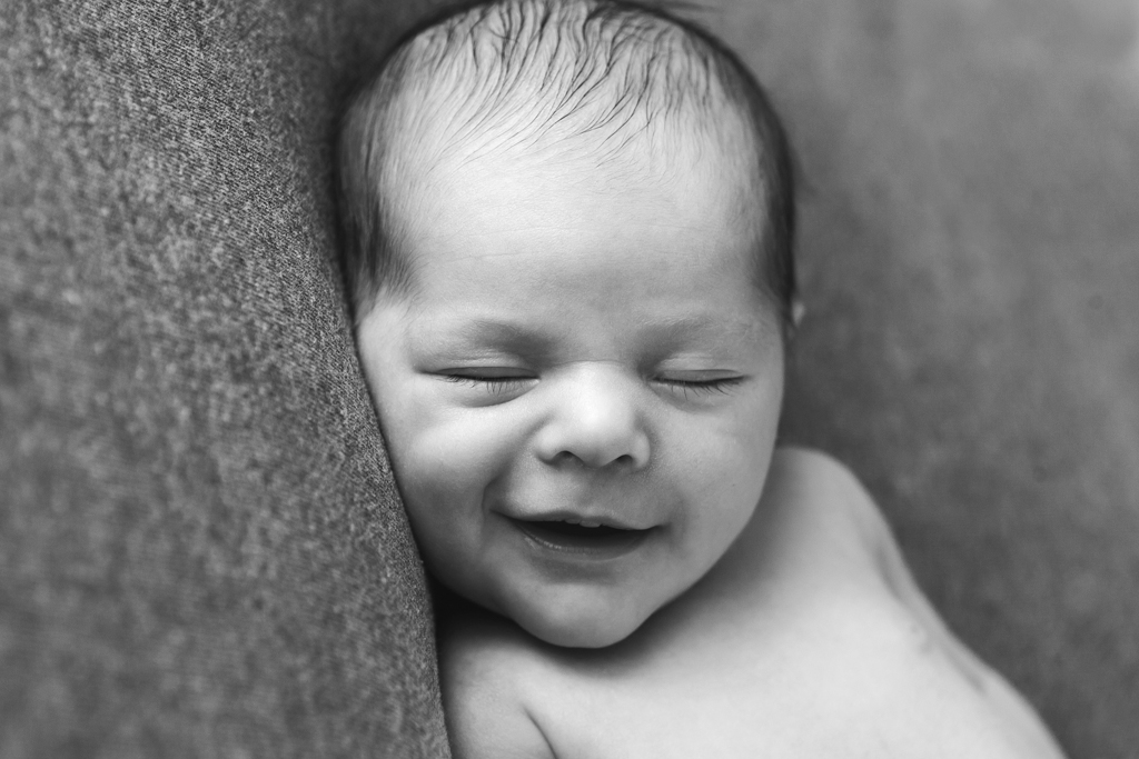 portrait bébé endormi et sourit aux anges noir et blanc
