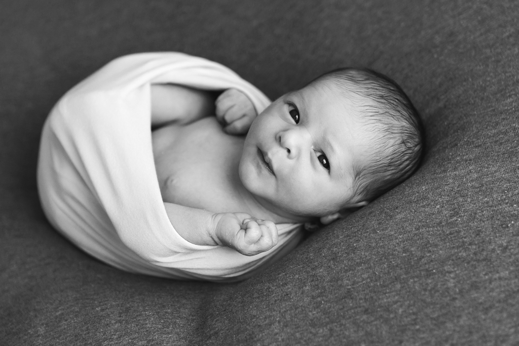 portrait bébé endormi et sourit aux anges noir et blanc