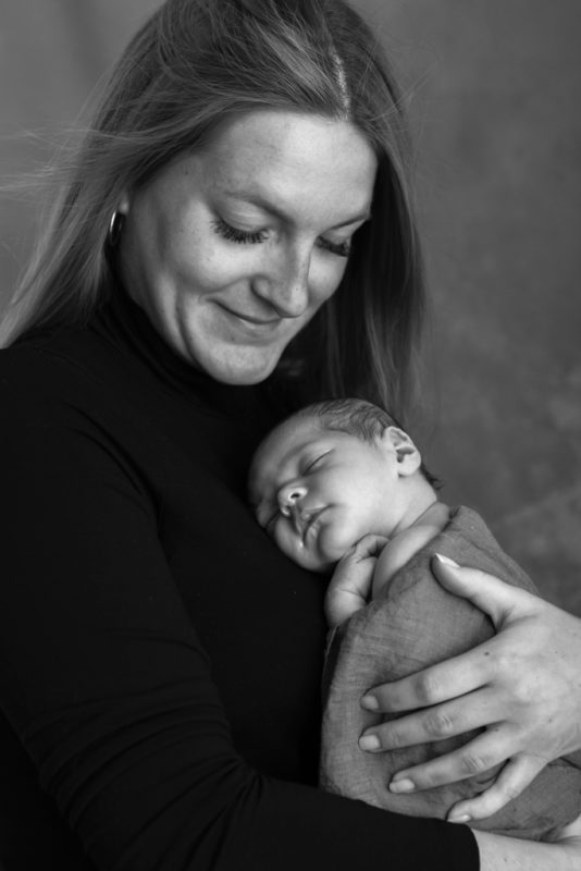 portrait maman bébé en noir et blanc