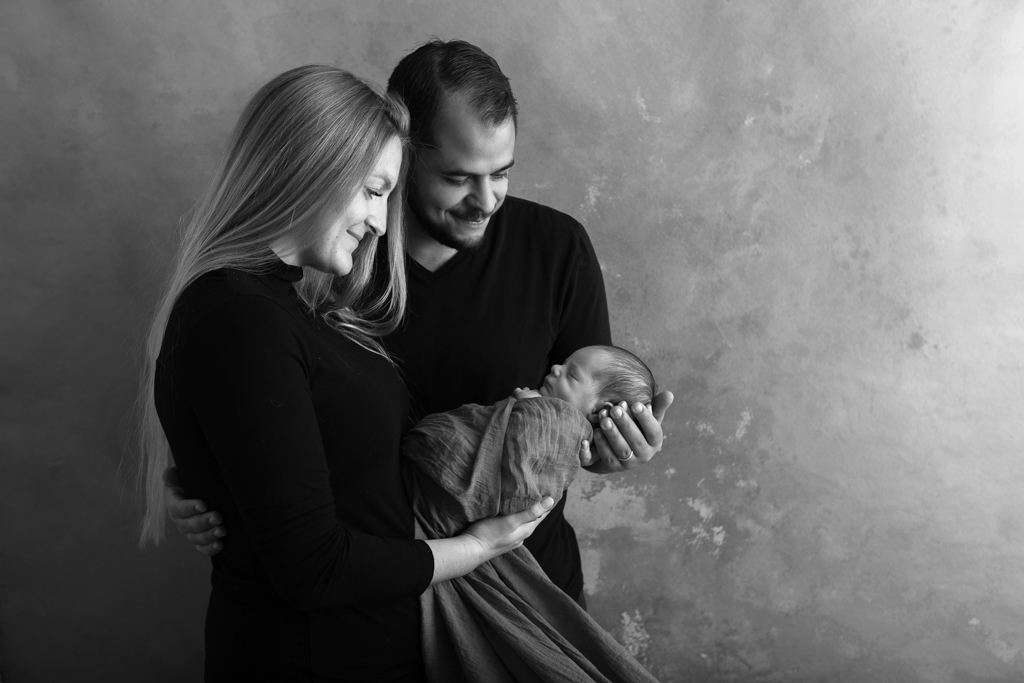 portrait maman bébé et papa en noir et blanc