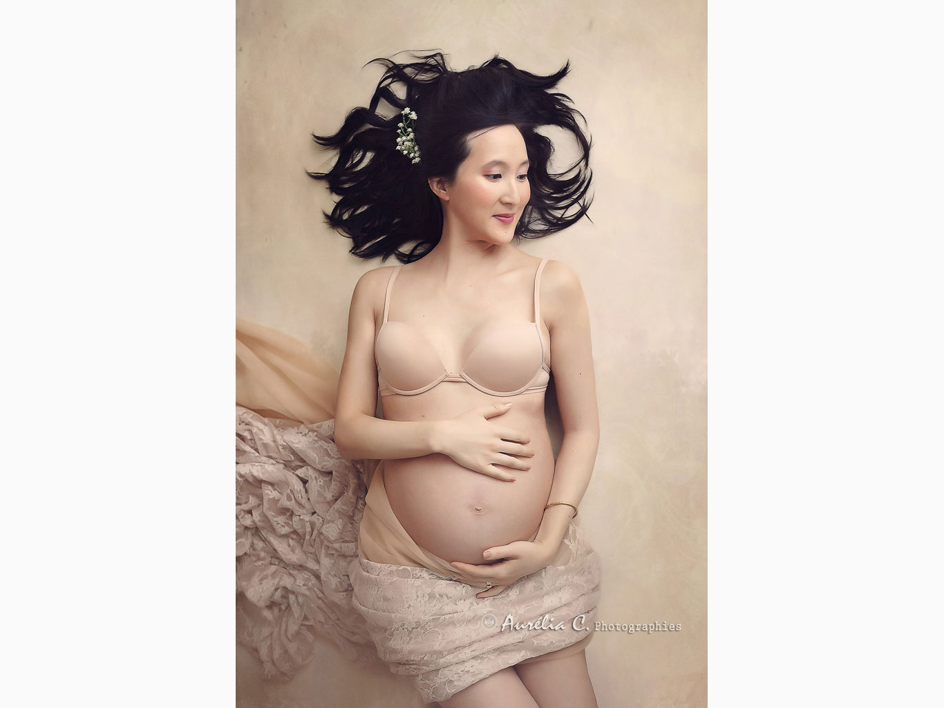 photo de grossesse avec dentelle tons beiges
