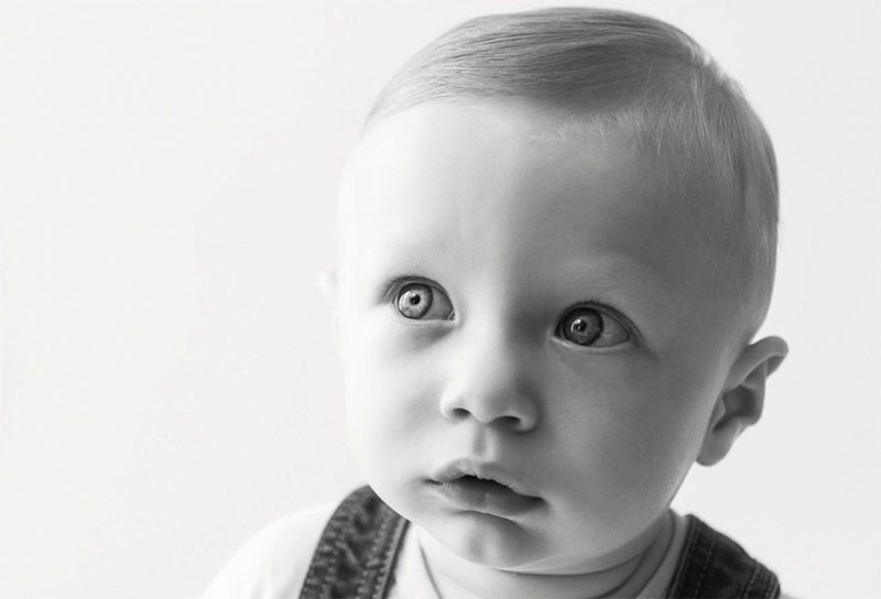 portrait petit garçon en noir et blanc aux yeux cristallins