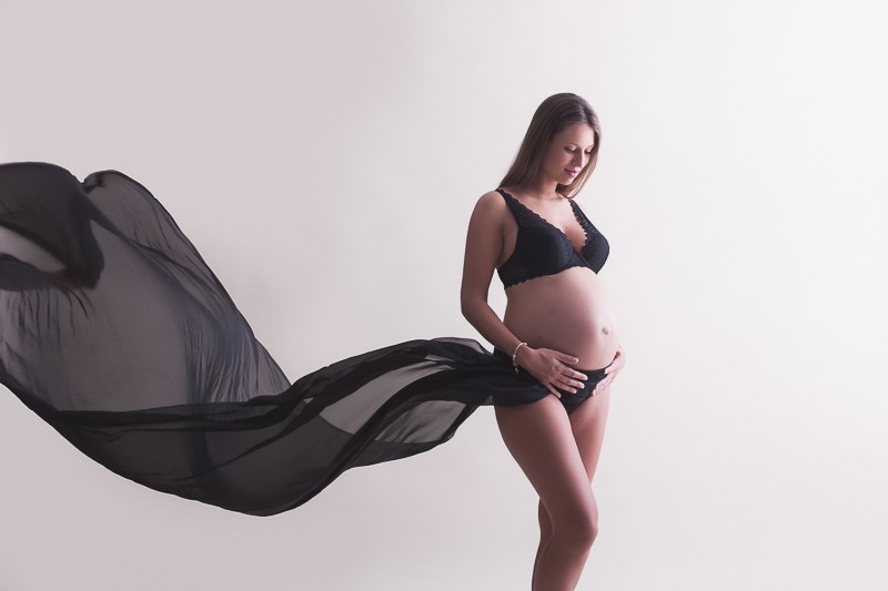 photo de grossesse avec voilage noir