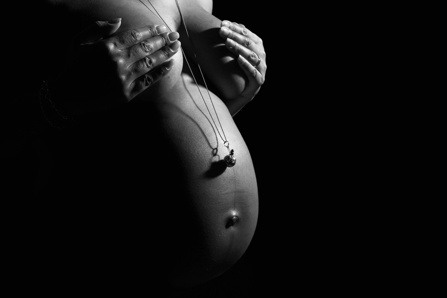 gros plan ventre femme enceinte artistique avec bola et mains qui cachent la poitrine