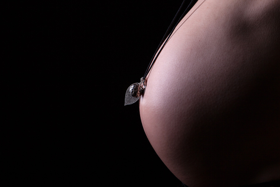 gros plan ventre femme enceinte bola