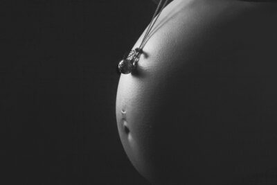 ventre de femme enceinte avec bijou