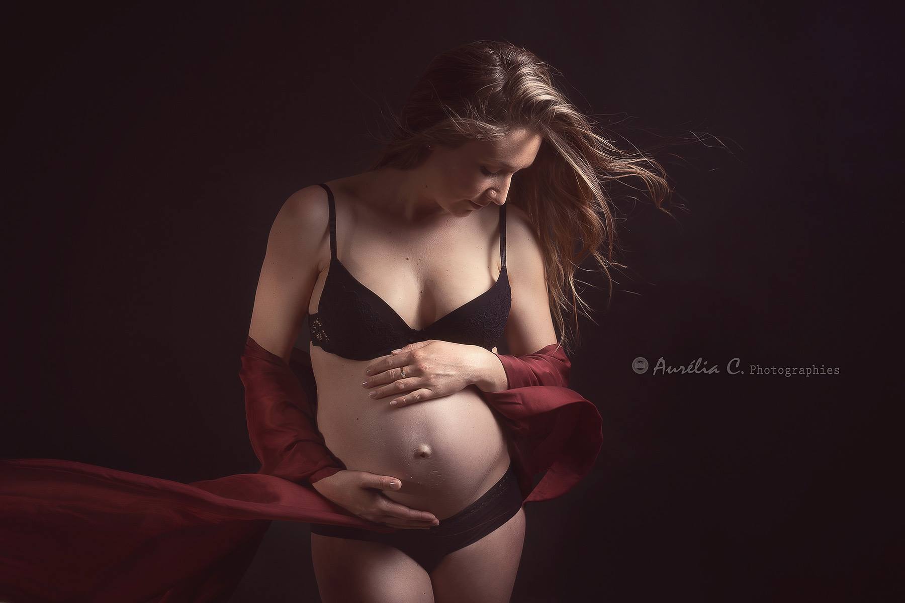 photo de grossesse avec voilage rouge