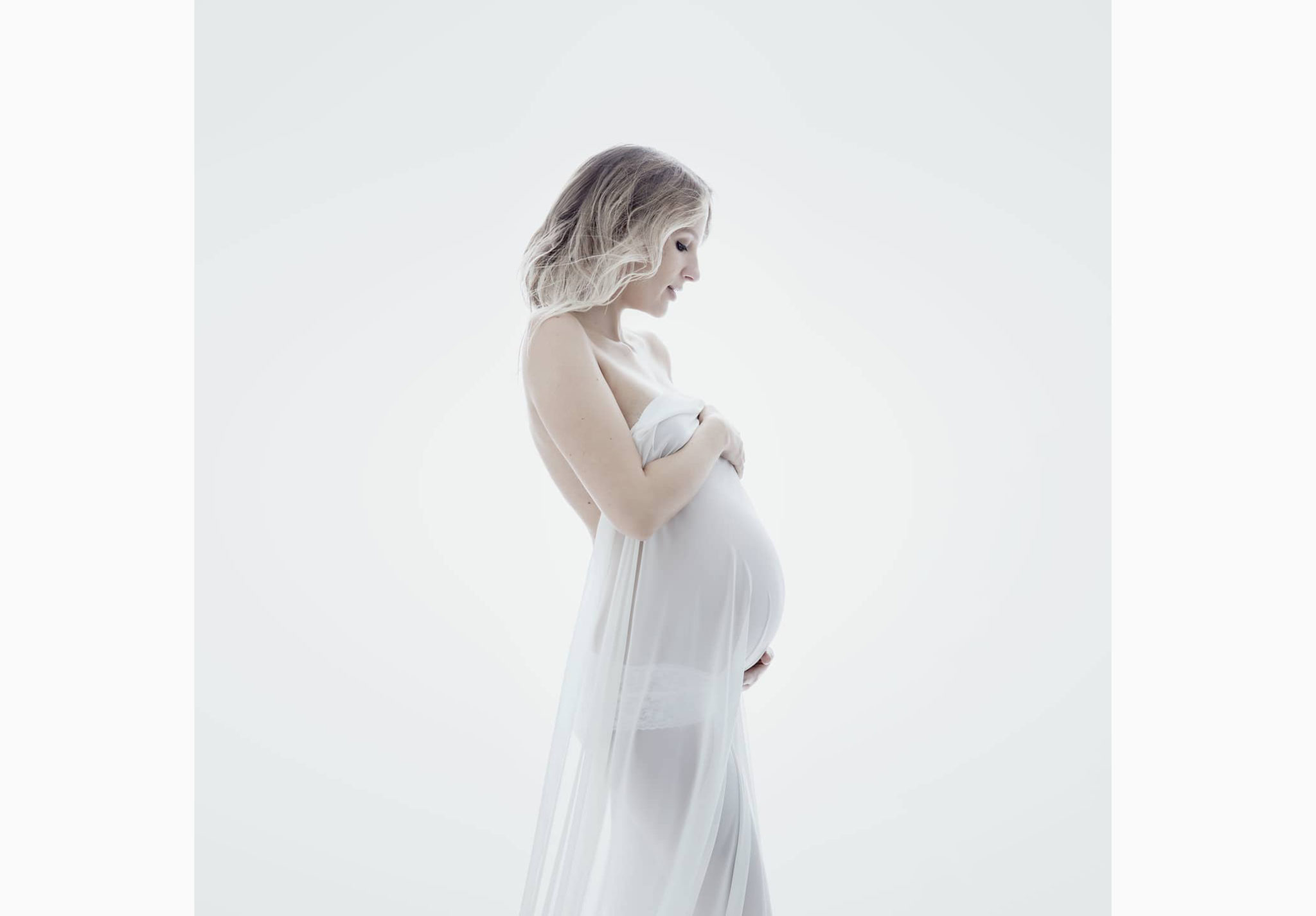 femme enceinte avec voilage blanc transparent