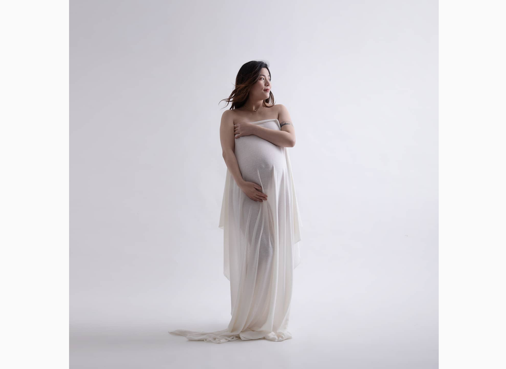 portrait de femme chinoise enceinte voile blanc style minimaliste