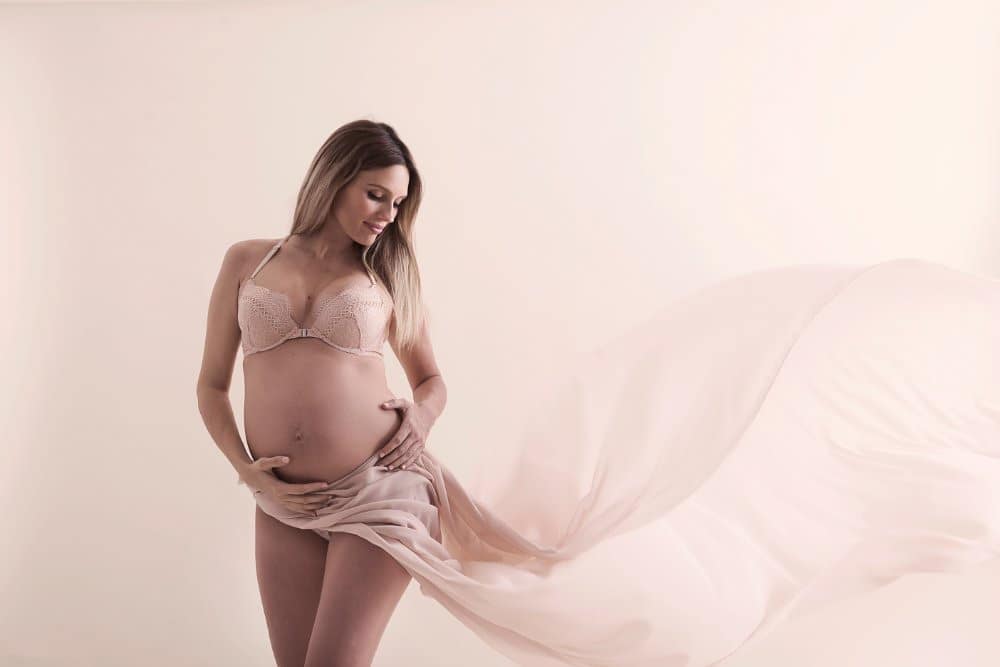 photo de grossesse avec voilage rose poudré