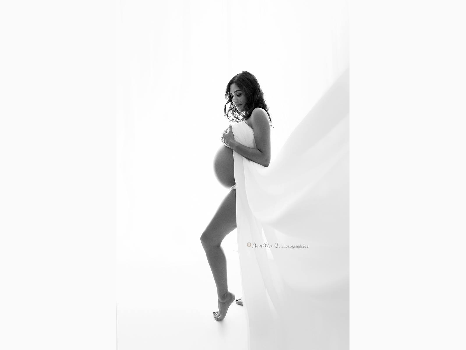 portrait grossesse lumineux en noir et blanc devant fenetre
