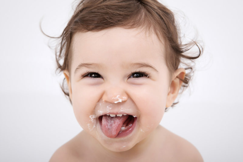 bébé qui tire la langue pendant séance photo smash the cake