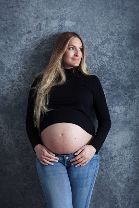 portrait de grossesse fashion sur fond peint